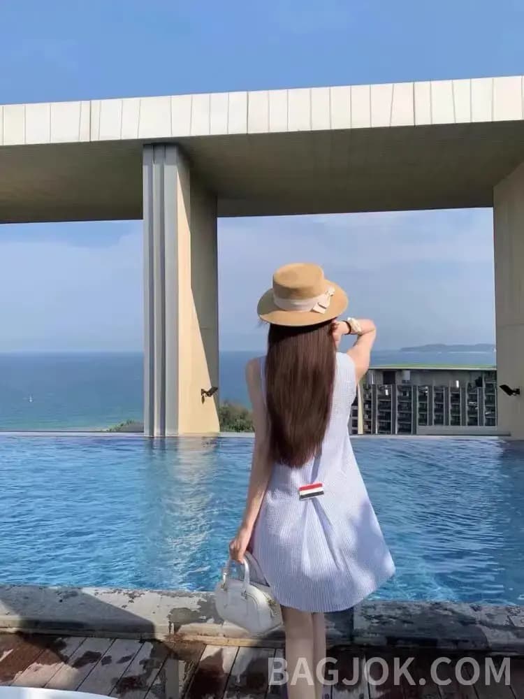 톰브라운 톰브라운 RWB 리본 타이 피터팬 칼라 스트라이프 슬리브리스 원피스 상세 이미지