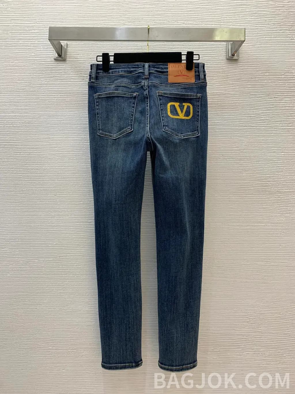 발렌티노 발렌티노 V로고 자수 슬림 데님 팬츠 상세 이미지