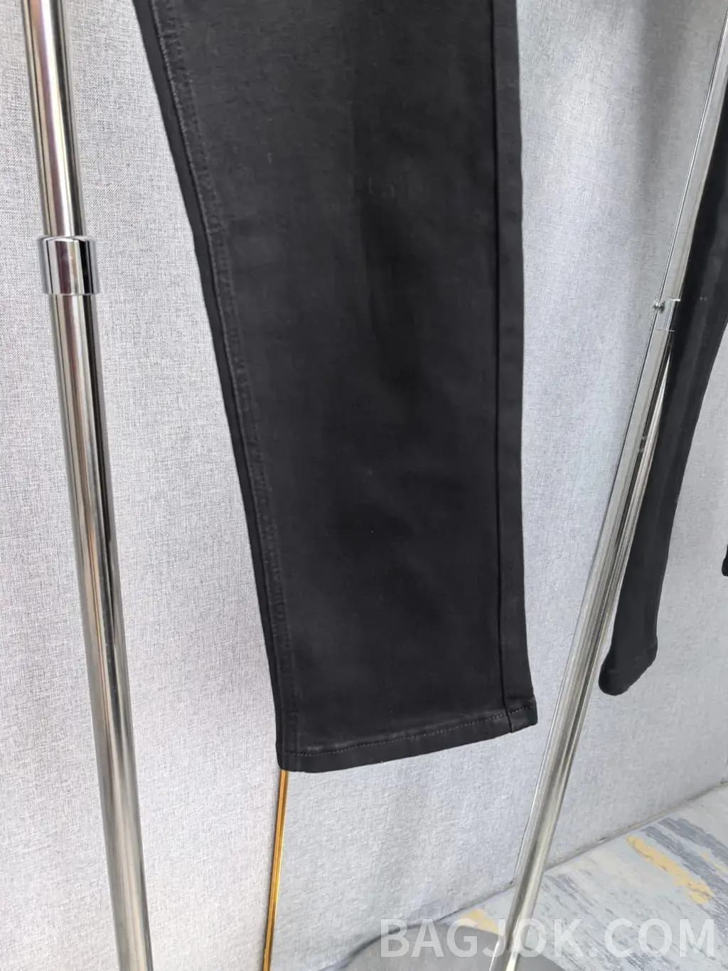 버버리 버버리 B 로고 워싱 슬림 블랙 데님 팬츠 상세 이미지