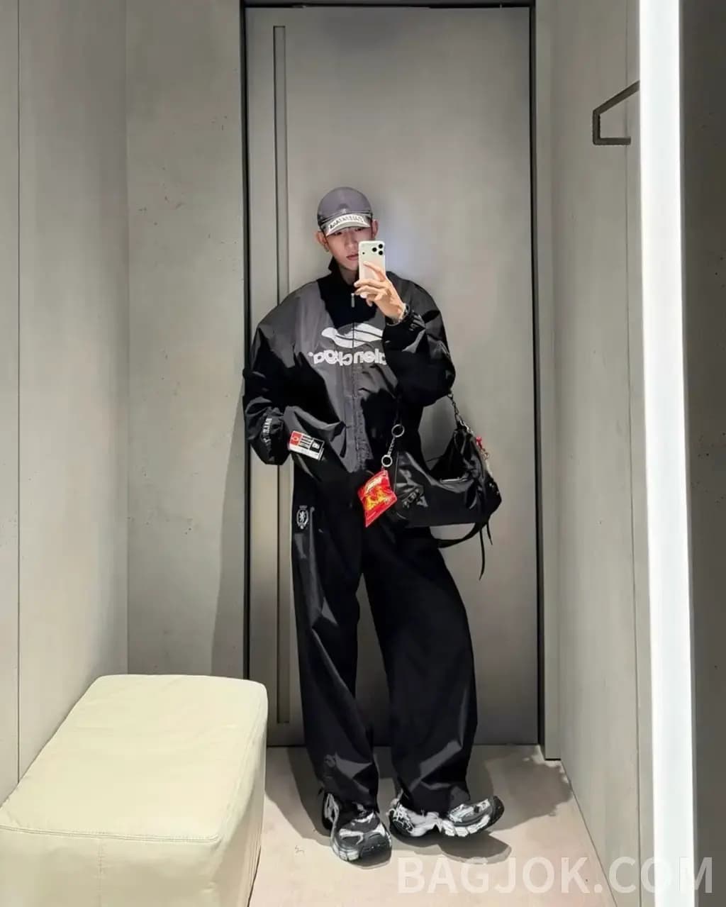 발렌시아가 BALENCIAGA Big Logo Windbreaker Jacket 상세 이미지