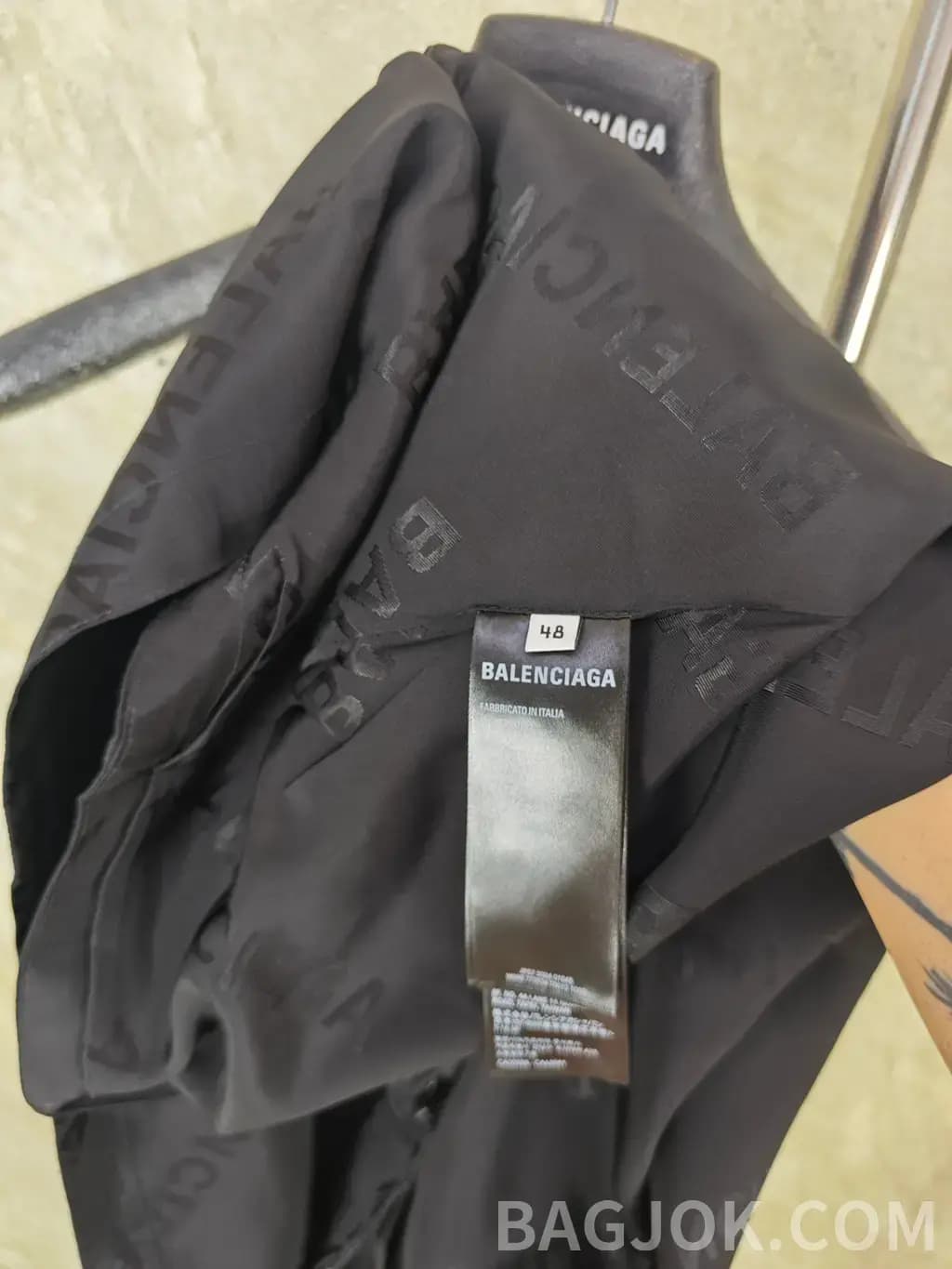 발렌시아가 BALENCIAGA 올오버 로고 실크 자켓 상세 이미지
