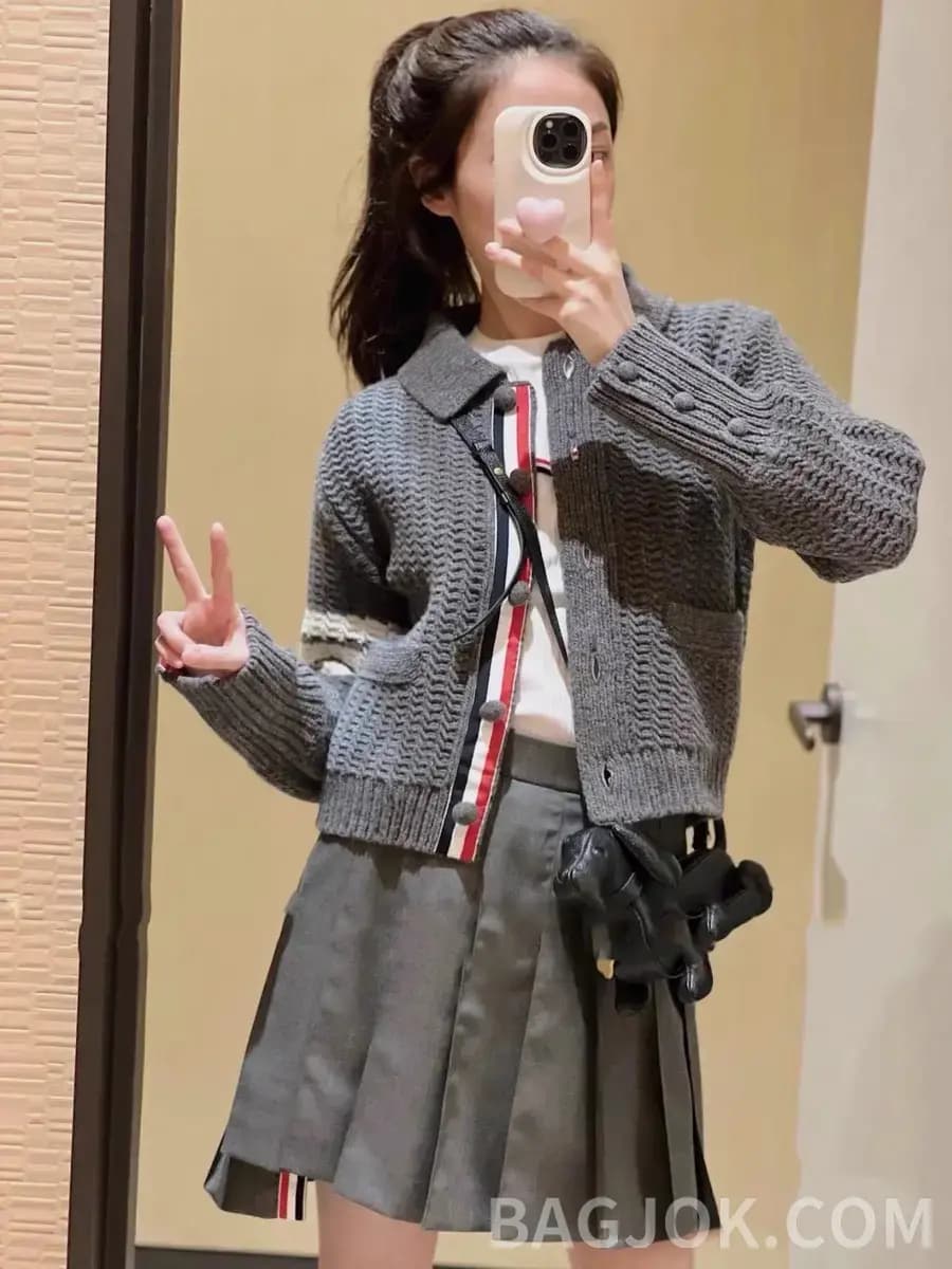 톰브라운 THOM BROWNE 시그니처 4바 크롭 니트 가디건 상세 이미지
