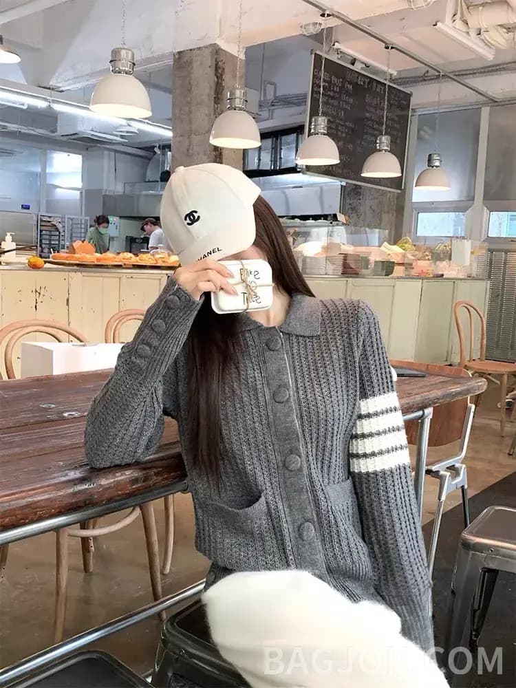 톰브라운 THOM BROWNE 시그니처 4바 크롭 니트 가디건 상세 이미지