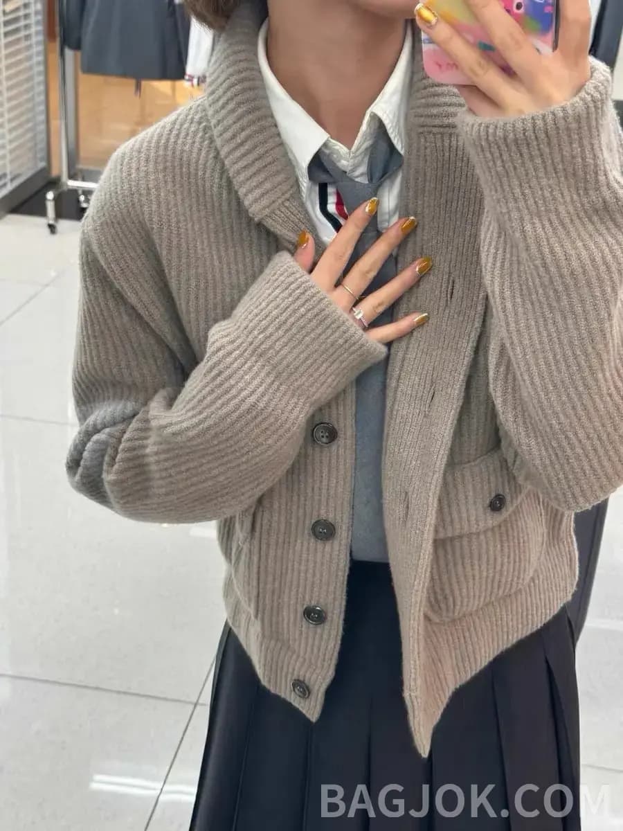 톰브라운 THOM BROWNE 리브드 울 크롭 가디건 상세 이미지
