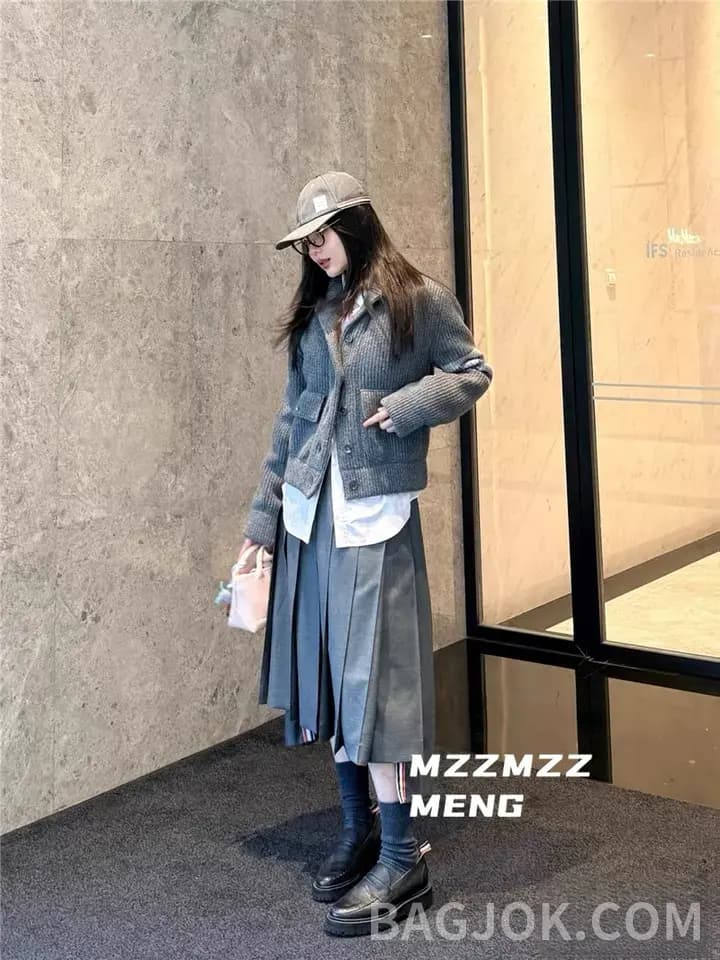 톰브라운 THOM BROWNE 리브드 울 크롭 가디건 상세 이미지