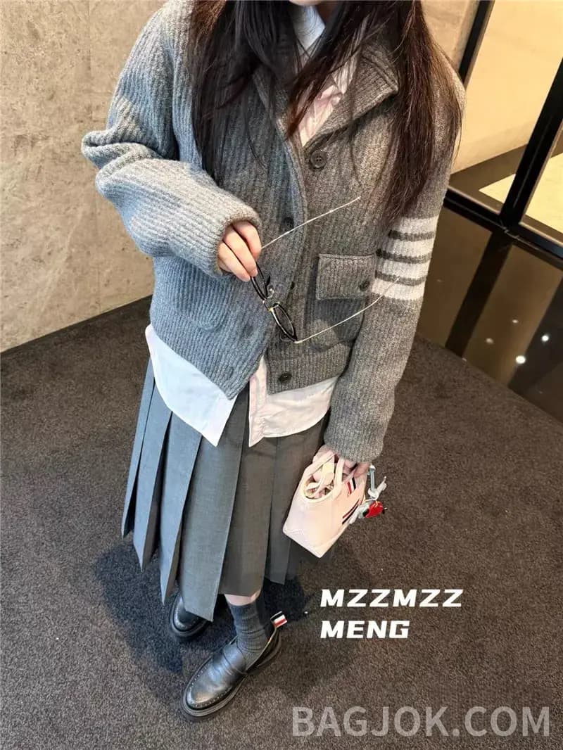 톰브라운 THOM BROWNE 리브드 울 크롭 가디건 상세 이미지