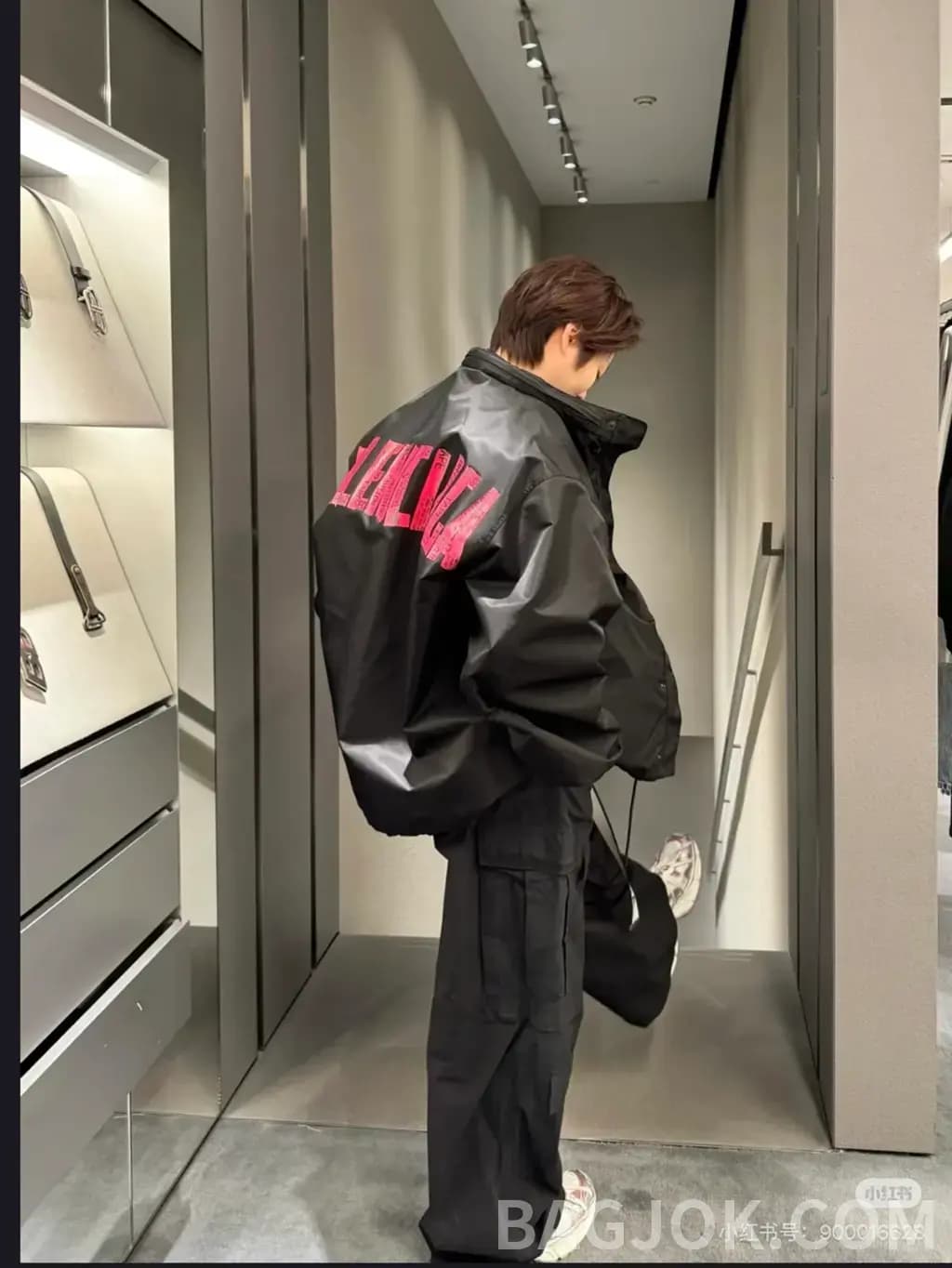 발렌시아가 BALENCIAGA CAUTION TAPE 그래픽 후드 자켓 상세 이미지