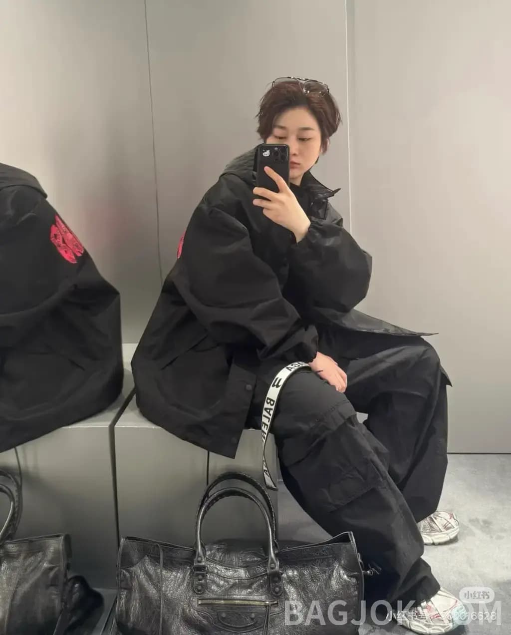 발렌시아가 BALENCIAGA CAUTION TAPE 그래픽 후드 자켓 상세 이미지