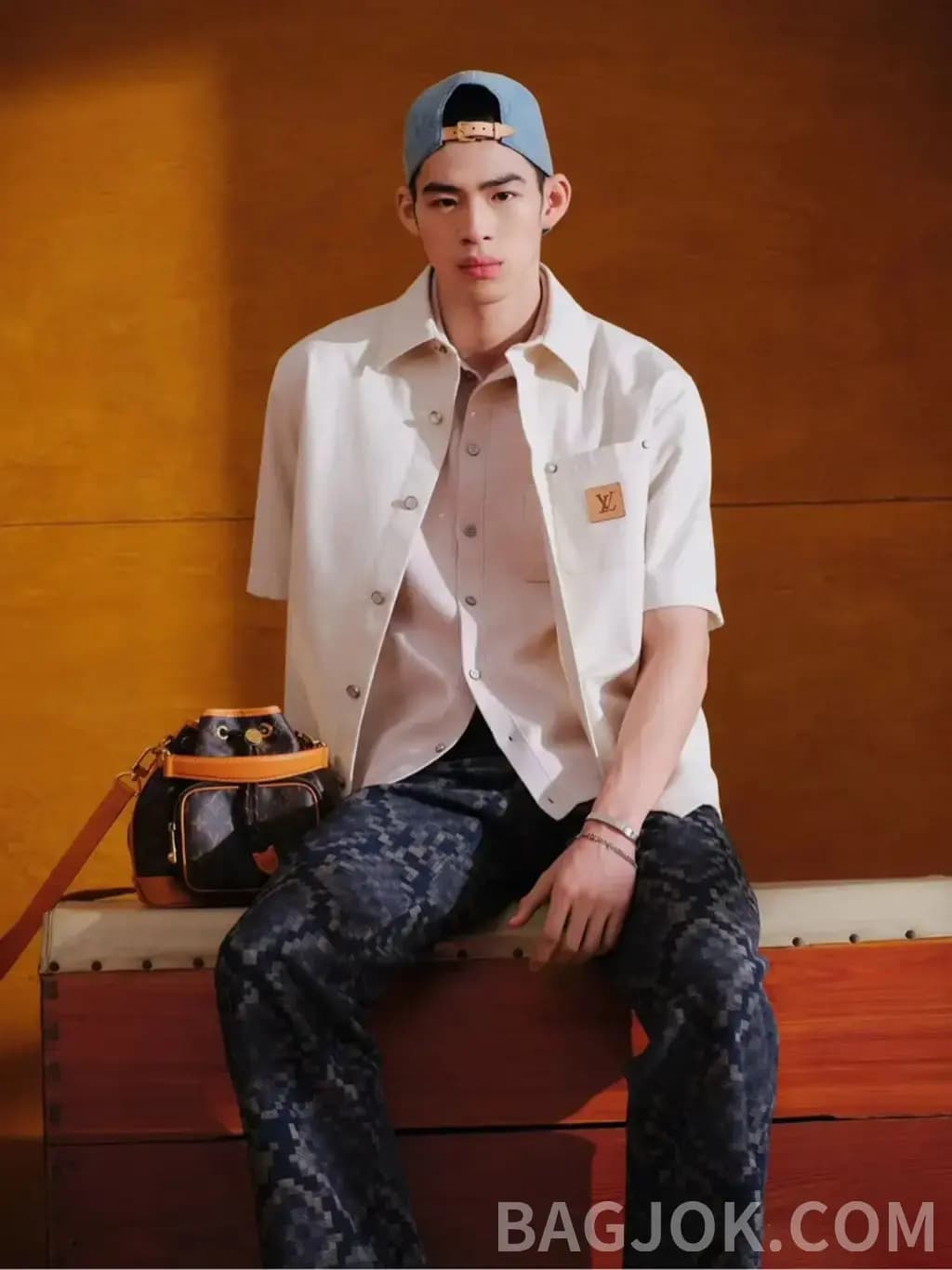 루이비통 LOUIS VUITTON "LE MONDE EST À VOUS" 린넨 반팔 셔츠 상세 이미지