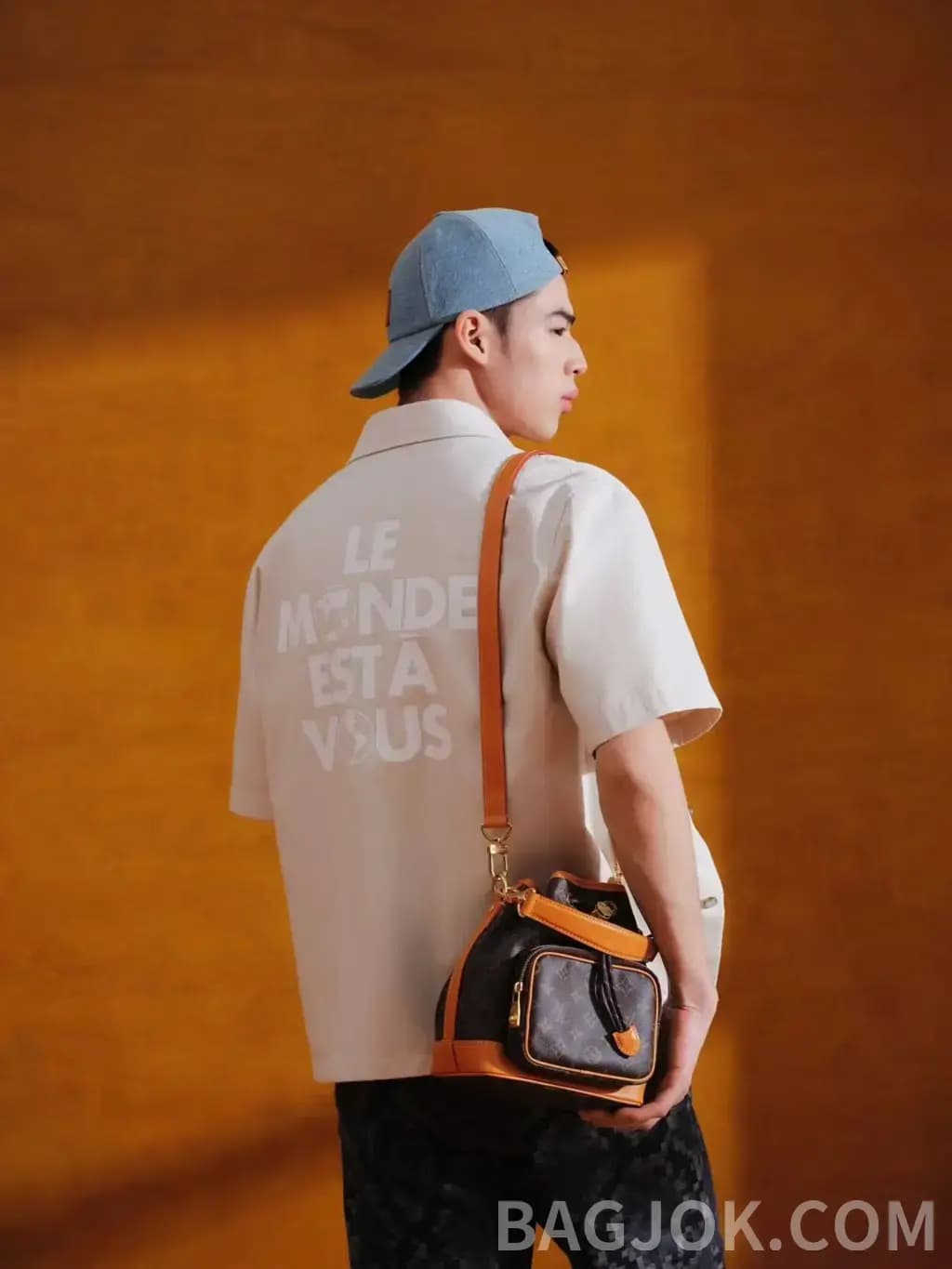 루이비통 LOUIS VUITTON "LE MONDE EST À VOUS" 린넨 반팔 셔츠 상세 이미지